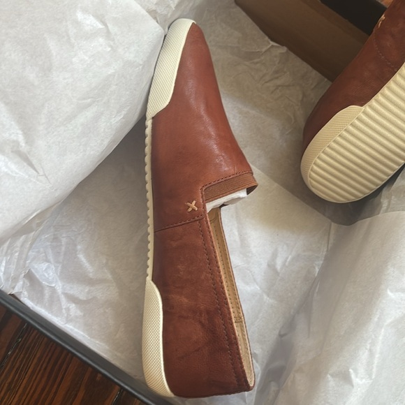 Frye Brown Leather Melanie Cognac Classic Slip-On Design NIB - Picture 4 of 5